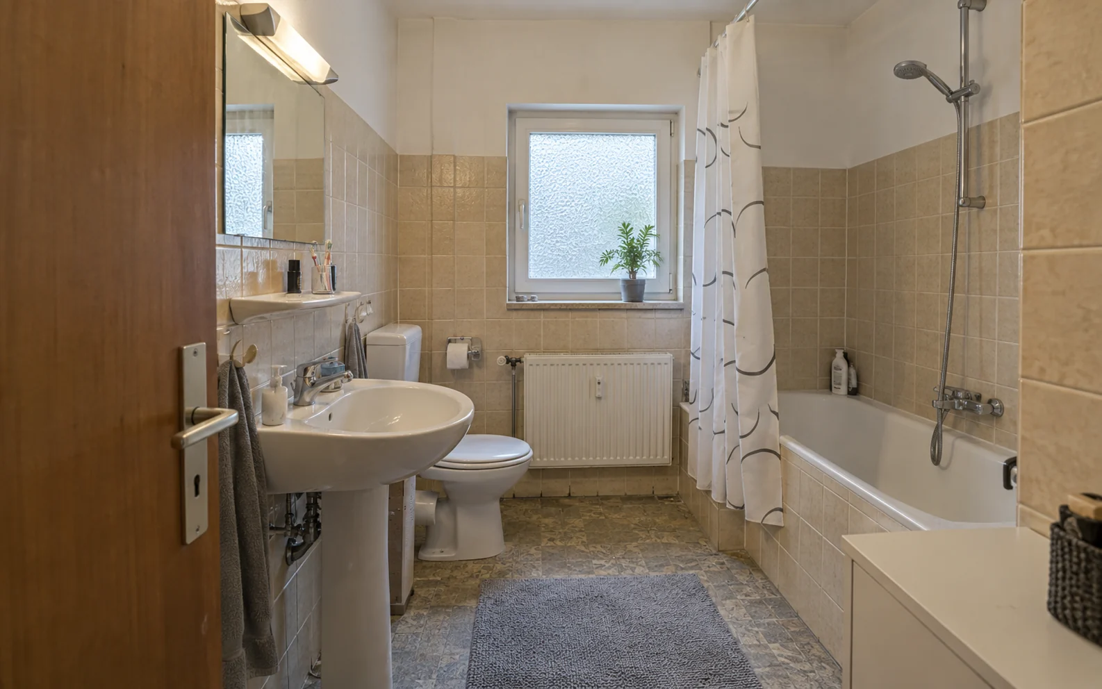 Normales Badezimmer vor der Sanierung