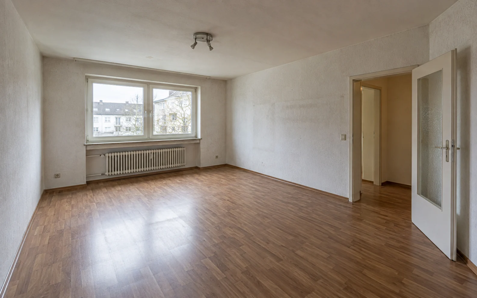 Normales Wohnzimmer vor der Sanierung